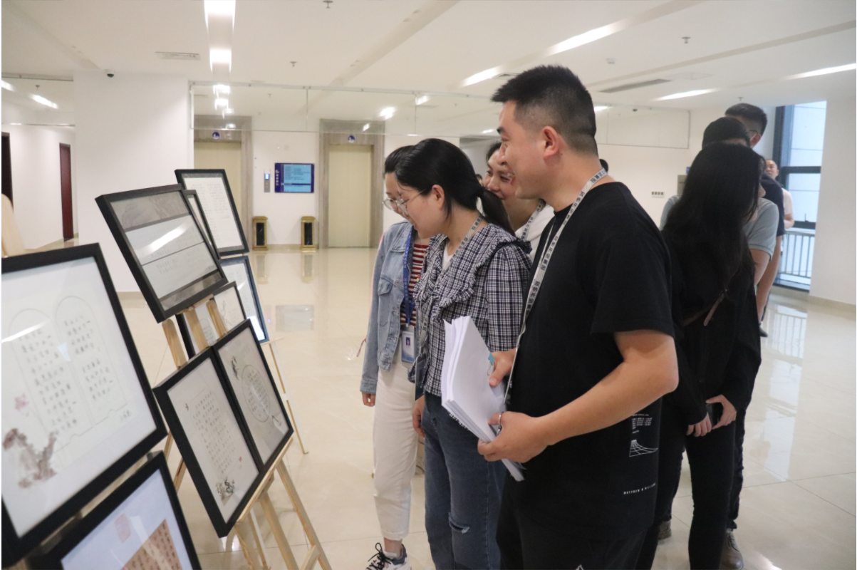 圖為：開投集團(tuán)展出優(yōu)秀獲獎作品，干部職工及家屬參觀書法作品，學(xué)習(xí)廉潔文化.png